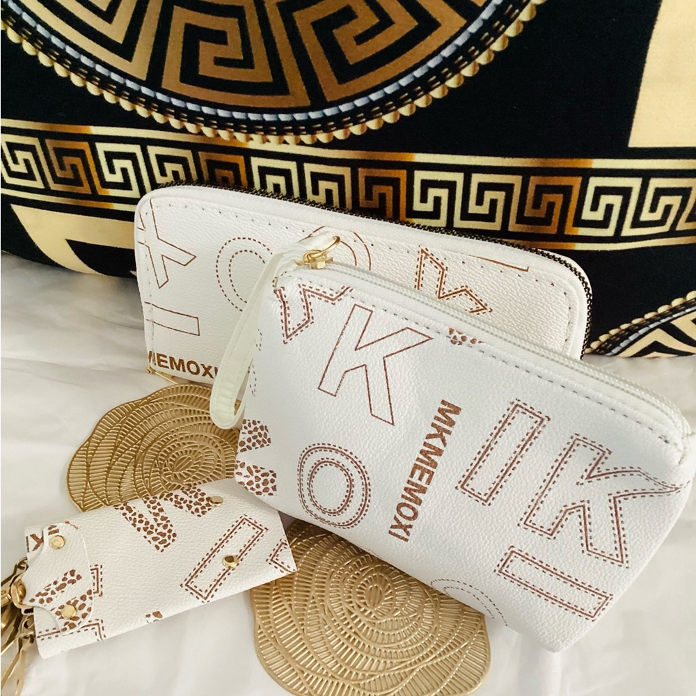 ❤️Beauty 3pcs Irresistible Wallet,Keychain, Coin Pouch. Pretty Gold White Design
